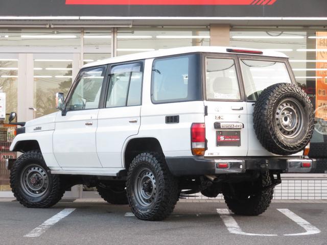 ランドクルーザー７０ ＺＸ　後期フロントコイルモデル　ナロー仕様　４ナンバー　輸出用グリル　純正車高　純正スチールホイール　ジオランダーＭＴタイヤ　サンルーフ　ウッドコンビハンドル　ウッドコンビシフト　リアヒーター　寒冷地仕様（22枚目）