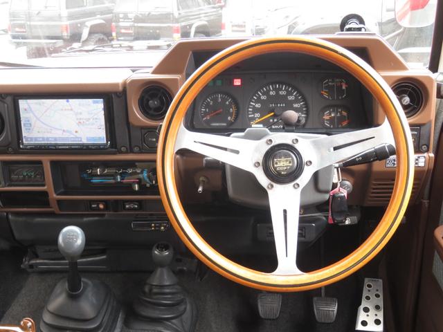 当店でも１番人気のナルディ製ハンドルを装着☆ランクルは視界も高く運転しやすいですよ♪ハンドルを握ればテンションも上がります！！