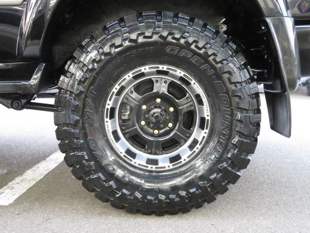 ランドクルーザー８０ ＶＸリミテッド　中期モデル　全塗装済黒　新品ヘッドライト　クリスタルレンズ　３インチＵＰ　社外ショック　プロコンプ製１６インチＡＷ　新品ＴＯＹＯ製ＭＴタイヤ　社外マフラー　シートカバー　社外ナビ　バックカメラ　ＥＴＣ（8枚目）