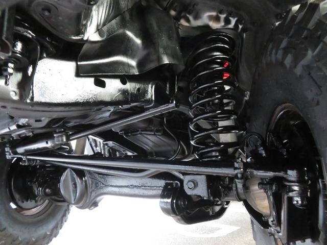 ランドクルーザー８０ ＶＸリミテッド　中期モデル　全塗装済黒　新品ヘッドライト　クリスタルレンズ　３インチＵＰ　社外ショック　プロコンプ製１６インチＡＷ　新品ＴＯＹＯ製ＭＴタイヤ　社外マフラー　シートカバー　社外ナビ　バックカメラ　ＥＴＣ（10枚目）