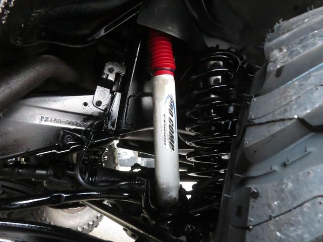 ランドクルーザー８０ ＶＸリミテッド　中期モデル　全塗装済黒　新品ヘッドライト　クリスタルレンズ　３インチＵＰ　社外ショック　プロコンプ製１６インチＡＷ　新品ＴＯＹＯ製ＭＴタイヤ　社外マフラー　シートカバー　社外ナビ　バックカメラ　ＥＴＣ（11枚目）