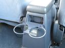 リアシート用のドリンクホルダーも付いています☆今の新車にはほとんど付いて無い装備ですよ!
