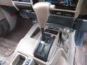 運転も楽チンなオートマです☆シフト周りもキレイですよ♪隣にはトランスファーレバーも配置されています♪