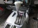運転も楽チンなオートマです☆シフト周りもキレイですよ♪隣にはトランスファーレバーも配置されています♪