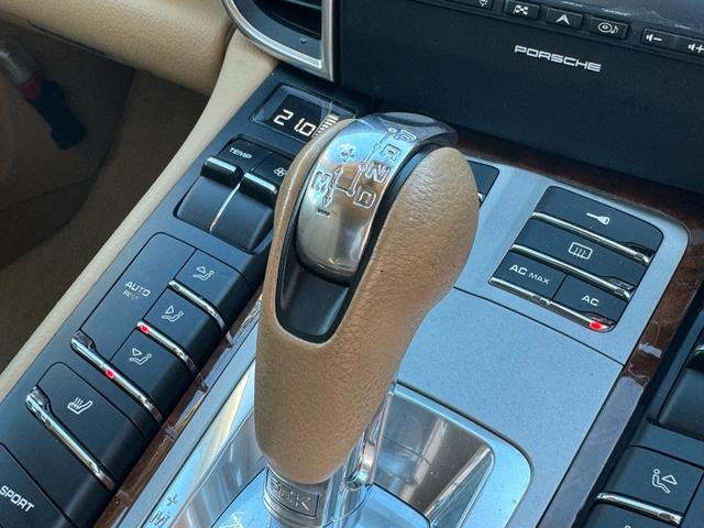 パナメーラ ４　４ＷＤ　ブラウンレザーパワーシート　左右シートヒーター　バックモニター　ＥＴＣ付　１９インチアルミ　電動リアゲート　アイドリングストップ　禁煙車　記録簿付き　ルーフ張替済み（25枚目）