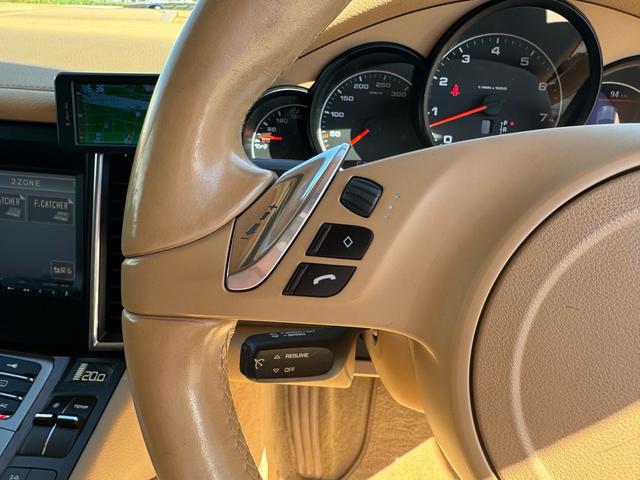 パナメーラ ４　４ＷＤ　ブラウンレザーパワーシート　左右シートヒーター　バックモニター　ＥＴＣ付　１９インチアルミ　電動リアゲート　アイドリングストップ　禁煙車　記録簿付き　ルーフ張替済み（27枚目）