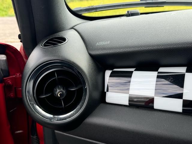ＭＩＮＩ クーパーＳ　クラブマン　禁煙車　最終型　ＥＴＣ　ドライブレコーダー　キセノンヘッドライト　社外ナビ　フルセグＴＶ　Ｂｌｕｅｔｏｏｔｈ（27枚目）