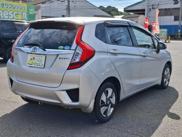 フィットハイブリッド Ｆパッケージ　ＥＴＣ　バックカメラ　ナビ　ＴＶ　スマートキー　電動格納ミラー　ＡＴ　盗難防止システム　衝突安全ボディ　ＣＤ　ＵＳＢ　ミュージックプレイヤー接続可　Ｂｌｕｅｔｏｏｔｈ　チップアップシート（15枚目）