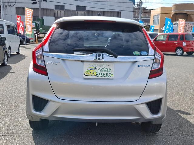フィットハイブリッド Ｆパッケージ　ＥＴＣ　バックカメラ　ナビ　ＴＶ　スマートキー　電動格納ミラー　ＡＴ　盗難防止システム　衝突安全ボディ　ＣＤ　ＵＳＢ　ミュージックプレイヤー接続可　Ｂｌｕｅｔｏｏｔｈ　チップアップシート（16枚目）