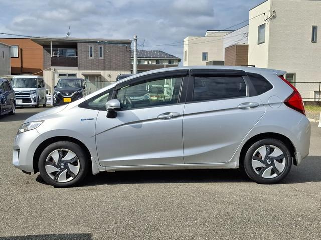 フィットハイブリッド Ｆパッケージ　ＥＴＣ　バックカメラ　ナビ　ＴＶ　スマートキー　電動格納ミラー　ＡＴ　盗難防止システム　衝突安全ボディ　ＣＤ　ＵＳＢ　ミュージックプレイヤー接続可　Ｂｌｕｅｔｏｏｔｈ　チップアップシート（18枚目）