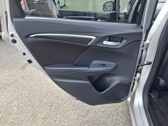 フィットハイブリッド Ｆパッケージ　ＥＴＣ　バックカメラ　ナビ　ＴＶ　スマートキー　電動格納ミラー　ＡＴ　盗難防止システム　衝突安全ボディ　ＣＤ　ＵＳＢ　ミュージックプレイヤー接続可　Ｂｌｕｅｔｏｏｔｈ　チップアップシート（35枚目）