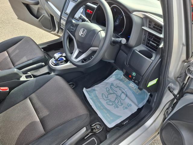 フィットハイブリッド Ｆパッケージ　ＥＴＣ　バックカメラ　ナビ　ＴＶ　スマートキー　電動格納ミラー　ＡＴ　盗難防止システム　衝突安全ボディ　ＣＤ　ＵＳＢ　ミュージックプレイヤー接続可　Ｂｌｕｅｔｏｏｔｈ　チップアップシート（44枚目）