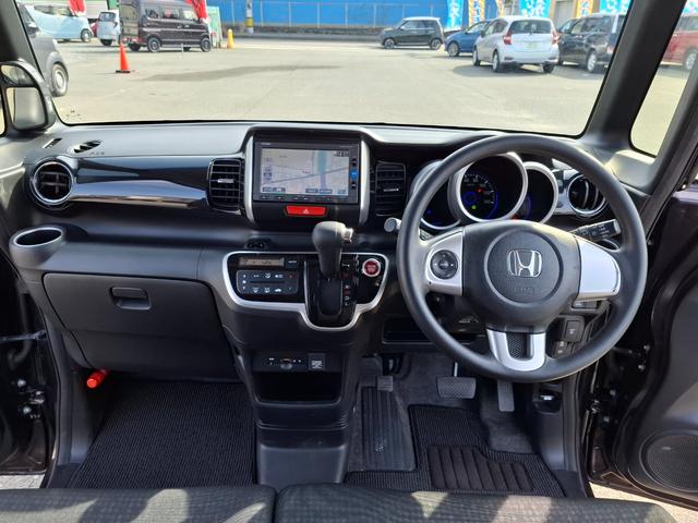 Ｎ－ＢＯＸカスタム Ｇ・Ｌパッケージ　ＥＴＣ　バックカメラ　両側スライド・片側電動　ナビ　ＴＶ　衝突被害軽減システム　オートライト　ＨＩＤ　スマートキー　アイドリングストップ　電動格納ミラー　ベンチシート　ＣＶＴ　盗難防止システム　ＡＢＳ（2枚目）