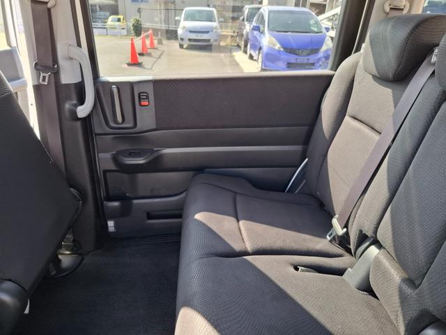 ステップワゴンスパーダ Ｚ　ＥＴＣ　バックカメラ　ナビ　ＴＶ　オートクルーズコントロール　両側電動スライドドア　オートライト　ＨＩＤ　スマートキー　アイドリングストップ　電動格納ミラー　ＣＶＴ　アルミホイール　ＣＤ　ＵＳＢ（28枚目）