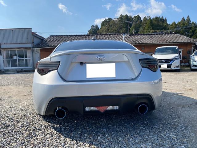 ８６ ＧＴ　ＧＲｅｄｄｙ（フロントスカート・マフラー・エアクリ）　ＨＫＳ車高調　社外テールランプ　社外ナビ　ＥＴＣ　前方ドラレコ　バックカメラ　プッシュスタート　オートライト　純正１７インチアルミホイール（8枚目）