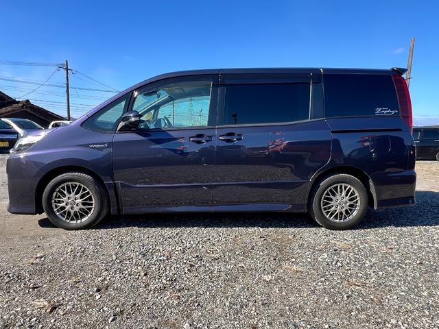 ノア ハイブリッドＳｉ　７人乗り　両側パワースライドドア　純正１０インチナビ（Ｂｌｕｅｔｏｏｔｈ・フルセグＴＶ）　バックカメラ　ＥＴＣ　前後ドラレコ　オートハイビーム　オートエアコン　プッシュスタート　純正１６インアルミ（6枚目）