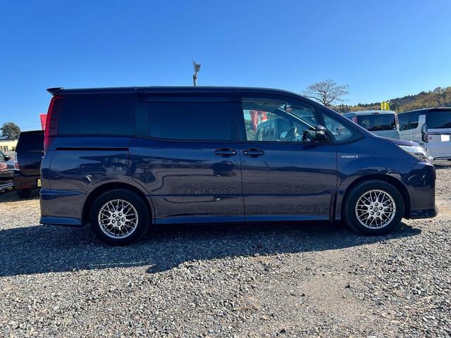 ノア ハイブリッドＳｉ　７人乗り　両側パワースライドドア　純正１０インチナビ（Ｂｌｕｅｔｏｏｔｈ・フルセグＴＶ）　バックカメラ　ＥＴＣ　前後ドラレコ　オートハイビーム　オートエアコン　プッシュスタート　純正１６インアルミ（7枚目）