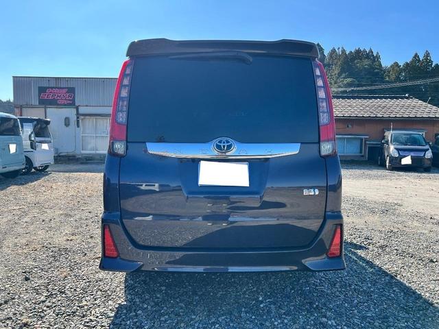 ノア ハイブリッドＳｉ　７人乗り　両側パワースライドドア　純正１０インチナビ（Ｂｌｕｅｔｏｏｔｈ・フルセグＴＶ）　バックカメラ　ＥＴＣ　前後ドラレコ　オートハイビーム　オートエアコン　プッシュスタート　純正１６インアルミ（8枚目）
