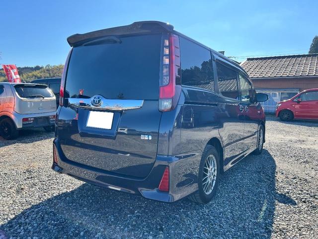 ノア ハイブリッドＳｉ　７人乗り　両側パワースライドドア　純正１０インチナビ（Ｂｌｕｅｔｏｏｔｈ・フルセグＴＶ）　バックカメラ　ＥＴＣ　前後ドラレコ　オートハイビーム　オートエアコン　プッシュスタート　純正１６インアルミ（9枚目）