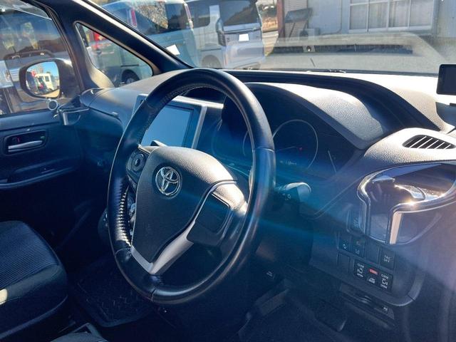 ノア ハイブリッドＳｉ　７人乗り　両側パワースライドドア　純正１０インチナビ（Ｂｌｕｅｔｏｏｔｈ・フルセグＴＶ）　バックカメラ　ＥＴＣ　前後ドラレコ　オートハイビーム　オートエアコン　プッシュスタート　純正１６インアルミ（14枚目）