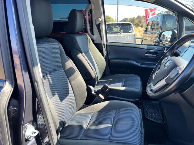 ノア ハイブリッドＳｉ　７人乗り　両側パワースライドドア　純正１０インチナビ（Ｂｌｕｅｔｏｏｔｈ・フルセグＴＶ）　バックカメラ　ＥＴＣ　前後ドラレコ　オートハイビーム　オートエアコン　プッシュスタート　純正１６インアルミ（16枚目）