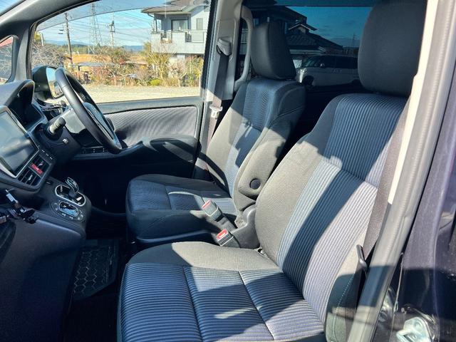 ノア ハイブリッドＳｉ　７人乗り　両側パワースライドドア　純正１０インチナビ（Ｂｌｕｅｔｏｏｔｈ・フルセグＴＶ）　バックカメラ　ＥＴＣ　前後ドラレコ　オートハイビーム　オートエアコン　プッシュスタート　純正１６インアルミ（17枚目）