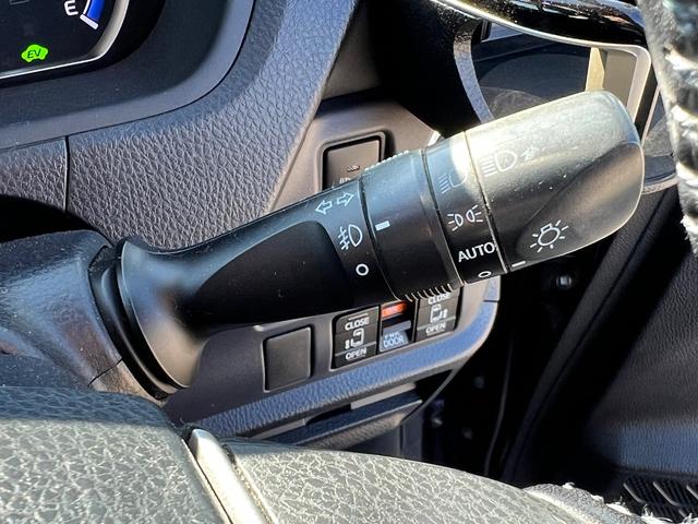 ノア ハイブリッドＳｉ　７人乗り　両側パワースライドドア　純正１０インチナビ（Ｂｌｕｅｔｏｏｔｈ・フルセグＴＶ）　バックカメラ　ＥＴＣ　前後ドラレコ　オートハイビーム　オートエアコン　プッシュスタート　純正１６インアルミ（29枚目）