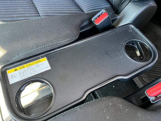 ノア ハイブリッドＳｉ　７人乗り　両側パワースライドドア　純正１０インチナビ（Ｂｌｕｅｔｏｏｔｈ・フルセグＴＶ）　バックカメラ　ＥＴＣ　前後ドラレコ　オートハイビーム　オートエアコン　プッシュスタート　純正１６インアルミ（43枚目）