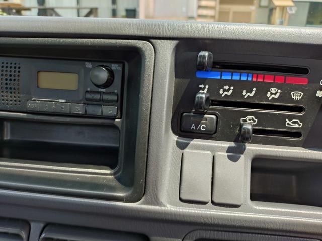 サンバートラック 　４ＷＤ　ＭＴ　エアコン　運転席エアバッグ　タイヤ新品交換済（4枚目）