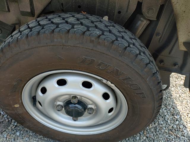 サンバートラック 　４ＷＤ　ＭＴ　エアコン　運転席エアバッグ　タイヤ新品交換済（18枚目）