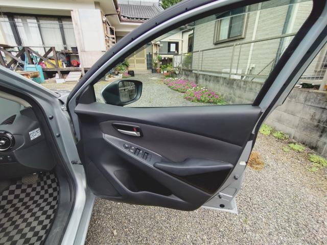 デミオ ＸＤ　４ＷＤ　クリアランスソナー　レーンアシスト　衝突被害軽減システム　アルミホイール　スマートキー　アイドリングストップ　電動格納ミラー　ＡＴ　盗難防止システム　衝突安全ボディ　ＡＢＳ　ＥＳＣ　ＵＳＢ（25枚目）