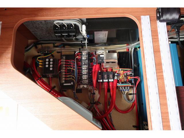 ナッツRV クレアエボリューション 5.0XX キャンピングカー 軽油 6名乗車 FFヒーター インバーター ソーラーパネル TV 電子レンジ トリプルサブバッテリー 家庭用エアコン 1500Wインバーター 外部電源 メモリーナビ バックモニター(72枚目)