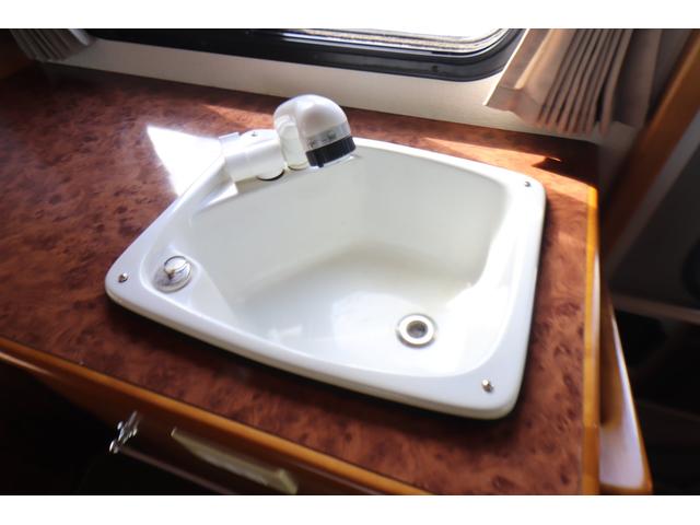 キャンピングカー AtoZ アーデン 7名乗車 FFヒーター 1500Wインバーター ツインサブBT 電子レンジ ルーフベント シンク兼用アウターシャワー 冷蔵庫 サイドオーニング 外部電源 走行充電 ポータブルナビ 給排水ポリタンク(22枚目)