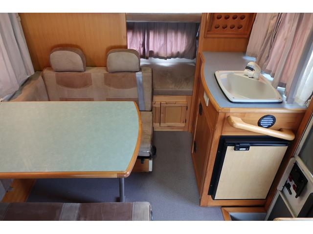 キャンピングカー AtoZ アミティ 7名乗車 シンク 冷蔵庫 FFヒーター リヤクーラー サブBT ルーフベント シンク兼用アウターシャワー 常設2段ベッド ETC 外部電源 テーブル カーテン DCソケット(3枚目)