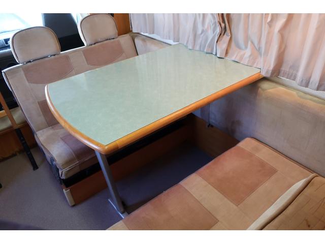 キャンピングカー AtoZ アミティ 7名乗車 シンク 冷蔵庫 FFヒーター リヤクーラー サブBT ルーフベント シンク兼用アウターシャワー 常設2段ベッド ETC 外部電源 テーブル カーテン DCソケット(4枚目)