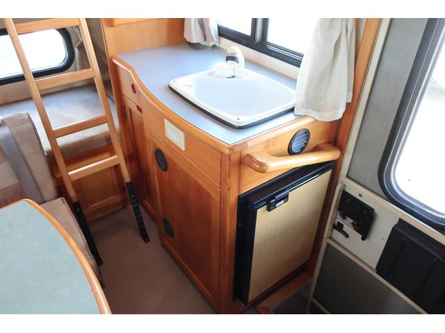 キャンピングカー AtoZ アミティ 7名乗車 シンク 冷蔵庫 FFヒーター リヤクーラー サブBT ルーフベント シンク兼用アウターシャワー 常設2段ベッド ETC 外部電源 テーブル カーテン DCソケット(5枚目)