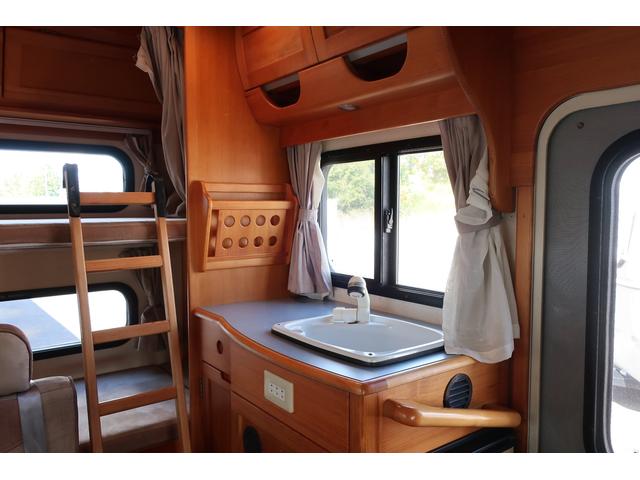 キャンピングカー AtoZ アミティ 7名乗車 シンク 冷蔵庫 FFヒーター リヤクーラー サブBT ルーフベント シンク兼用アウターシャワー 常設2段ベッド ETC 外部電源 テーブル カーテン DCソケット(6枚目)