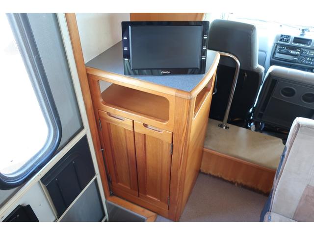 キャンピングカー AtoZ アミティ 7名乗車 シンク 冷蔵庫 FFヒーター リヤクーラー サブBT ルーフベント シンク兼用アウターシャワー 常設2段ベッド ETC 外部電源 テーブル カーテン DCソケット(7枚目)