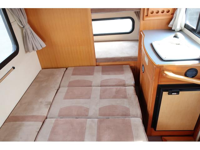 キャンピングカー AtoZ アミティ 7名乗車 シンク 冷蔵庫 FFヒーター リヤクーラー サブBT ルーフベント シンク兼用アウターシャワー 常設2段ベッド ETC 外部電源 テーブル カーテン DCソケット(68枚目)