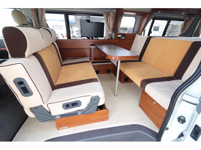ナッツRV リーク 7名乗車 シンク 冷蔵庫 ツインサブバッテリー 電子レンジ 1000Wインバーター TV アウターシャワー 外部電源 メモリーナビ バックカメラ ETC 網戸 テーブル リアクーラーヒーター(4枚目)