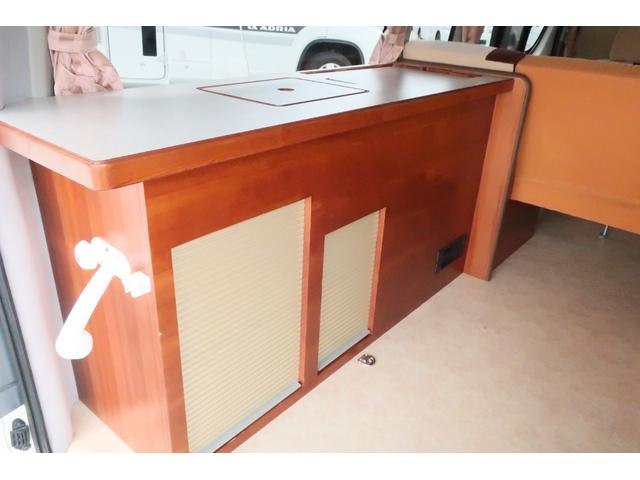 ナッツRV リーク 7名乗車 シンク 冷蔵庫 ツインサブバッテリー 電子レンジ 1000Wインバーター TV アウターシャワー 外部電源 メモリーナビ バックカメラ ETC 網戸 テーブル リアクーラーヒーター(7枚目)