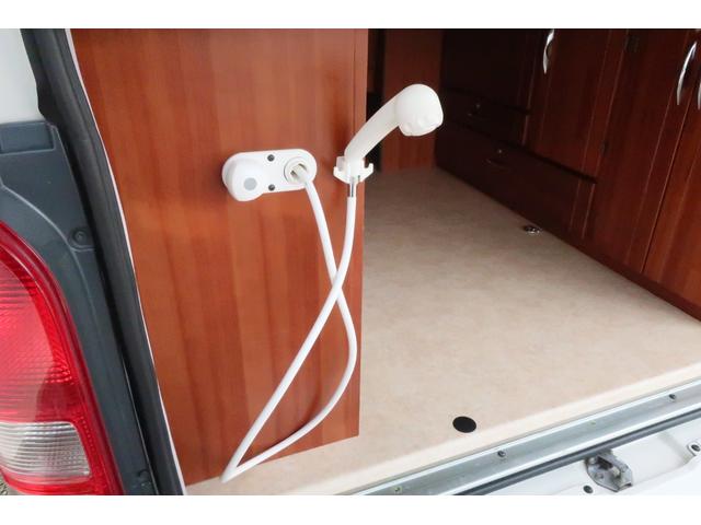 ナッツRV リーク 7名乗車 シンク 冷蔵庫 ツインサブバッテリー 電子レンジ 1000Wインバーター TV アウターシャワー 外部電源 メモリーナビ バックカメラ ETC 網戸 テーブル リアクーラーヒーター(9枚目)