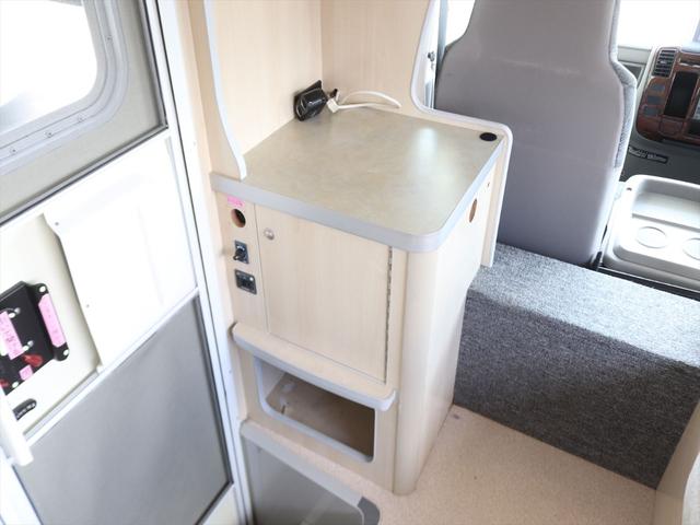 カムロード バンテック コルドバンクス 7人乗り DC60L冷蔵庫 ソーラーパネル ツインサブバッテリー シンク 2口コンロ 走行充電 外部充電 ルーフベント リアラダー 2段ベッド マルチルーム キャブコン(6枚目)