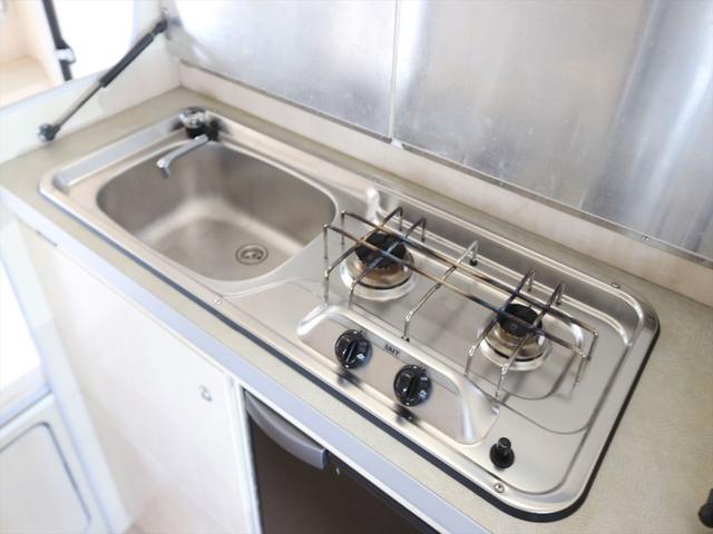 カムロード バンテック コルドバンクス 7人乗り DC60L冷蔵庫 ソーラーパネル ツインサブバッテリー シンク 2口コンロ 走行充電 外部充電 ルーフベント リアラダー 2段ベッド マルチルーム キャブコン(9枚目)