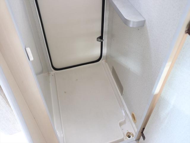 カムロード バンテック コルドバンクス 7人乗り DC60L冷蔵庫 ソーラーパネル ツインサブバッテリー シンク 2口コンロ 走行充電 外部充電 ルーフベント リアラダー 2段ベッド マルチルーム キャブコン(11枚目)