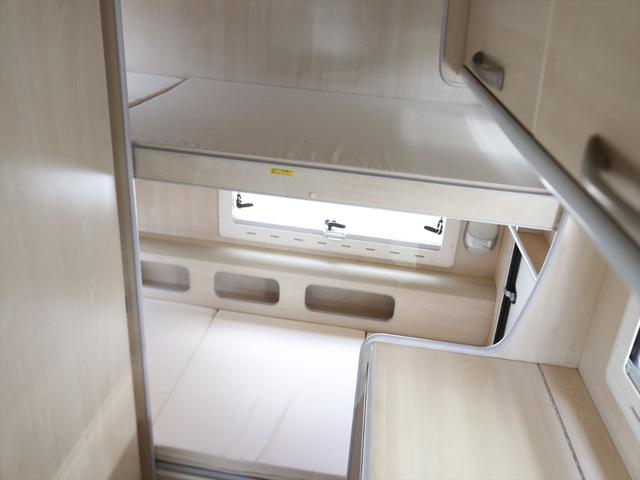 カムロード バンテック コルドバンクス 7人乗り DC60L冷蔵庫 ソーラーパネル ツインサブバッテリー シンク 2口コンロ 走行充電 外部充電 ルーフベント リアラダー 2段ベッド マルチルーム キャブコン(12枚目)