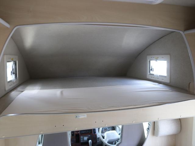 カムロード バンテック コルドバンクス 7人乗り DC60L冷蔵庫 ソーラーパネル ツインサブバッテリー シンク 2口コンロ 走行充電 外部充電 ルーフベント リアラダー 2段ベッド マルチルーム キャブコン(42枚目)