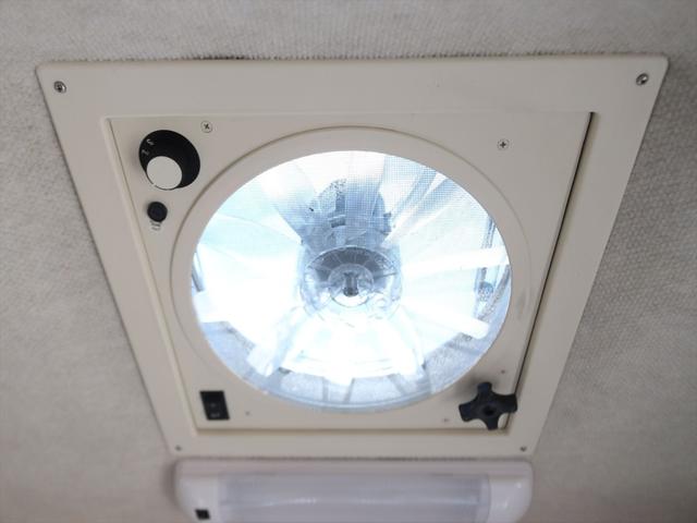 カムロード バンテック コルドバンクス 7人乗り DC60L冷蔵庫 ソーラーパネル ツインサブバッテリー シンク 2口コンロ 走行充電 外部充電 ルーフベント リアラダー 2段ベッド マルチルーム キャブコン(49枚目)