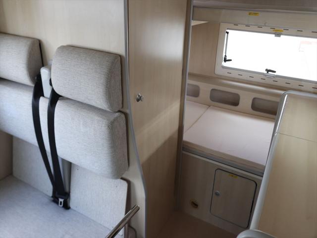 カムロード バンテック コルドバンクス 7人乗り DC60L冷蔵庫 ソーラーパネル ツインサブバッテリー シンク 2口コンロ 走行充電 外部充電 ルーフベント リアラダー 2段ベッド マルチルーム キャブコン(58枚目)