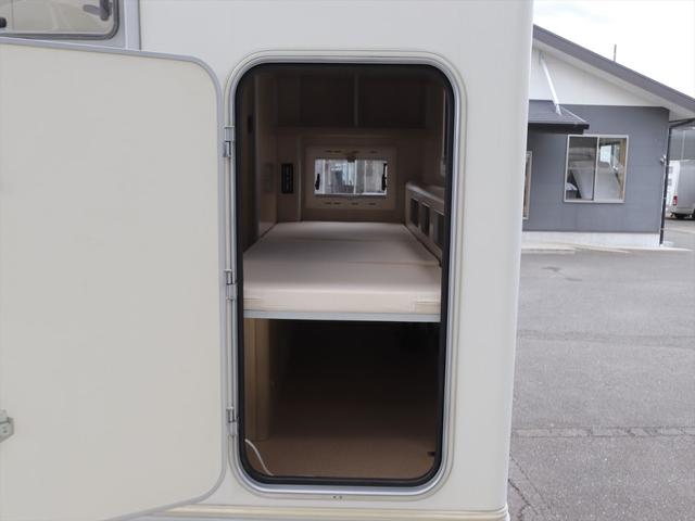 カムロード バンテック コルドバンクス 7人乗り DC60L冷蔵庫 ソーラーパネル ツインサブバッテリー シンク 2口コンロ 走行充電 外部充電 ルーフベント リアラダー 2段ベッド マルチルーム キャブコン(67枚目)